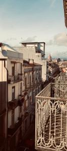 Uma visão geral de Catânia ou uma vista da cidade tirada do cama e café (B&B)