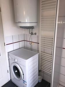 y baño pequeño con lavadora y secadora. en Casa Costa - Ruhe und Natur pur, en Carpasio