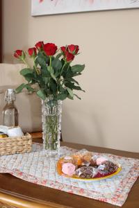 een vaas van rozen en een bord eten op tafel bij Lou Bastido in Marseille