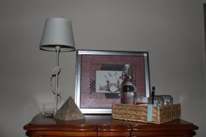 een tafel met een lamp en een foto en een fles bij Lou Bastido in Marseille