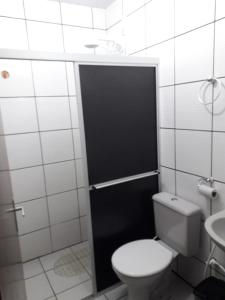 A bathroom at Condominio Oliveira