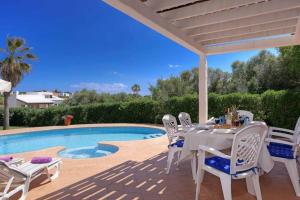Bazén v ubytovaní Luxury Villa in Binibeca with Jacuzzi alebo v jeho blízkosti