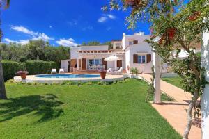 una grande casa con piscina in un cortile di Luxury Villa in Binibeca with Jacuzzi a Sant Lluís