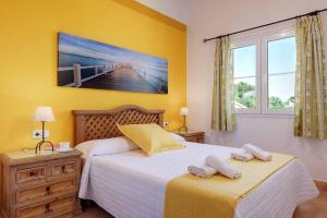 Posteľ alebo postele v izbe v ubytovaní Luxury Villa in Binibeca with Jacuzzi + 7 fotografií