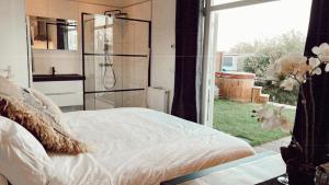 - une chambre avec un lit et une fenêtre avec une douche dans l'établissement Proosdij B055A, à Vinkeveen