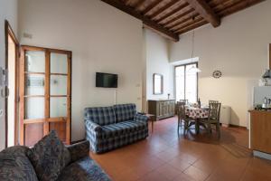 un soggiorno con divano e tavolo di Apartments close to Duomo a Firenze