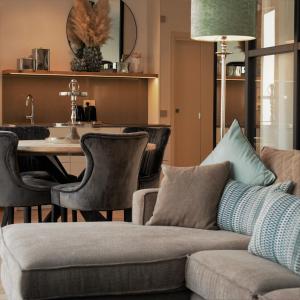 sala de estar con sofá y mesa en ELEGANCE ROOM - Aparta & Suite - Automatized Apartment, en Bassano del Grappa