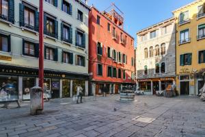 威尼斯的住宿－Ramo Venier，城市中许多建筑物的街道