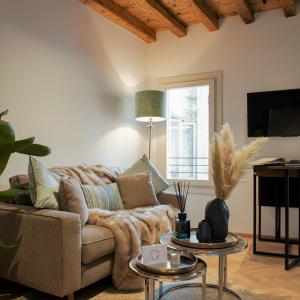 a living room with a couch and two tables at ELEGANCE ROOM - Aparta & Suite - Automatized Apartment in Bassano del Grappa