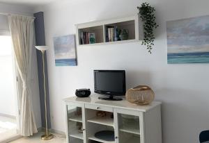 TV a/nebo společenská místnost v ubytování Lovely Apartment at the Beach