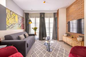 Home Art Apartments Soho的电视和/或娱乐中心