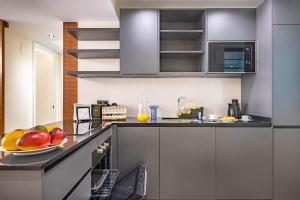 Home Art Apartments Soho的厨房或小厨房