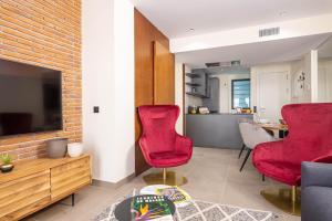 Home Art Apartments Soho的电视和/或娱乐中心