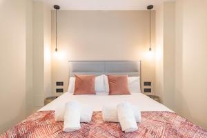 Home Art Apartments Soho客房内的一张或多张床位