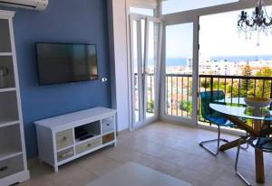 Televízia a/alebo spoločenská miestnosť v ubytovaní Wonderful Apartment Capri