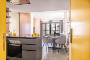 Home Art Apartments Soho的厨房或小厨房