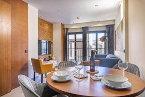 Home Art Apartments Soho的休息区