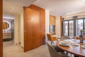 Home Art Apartments Soho的休息区