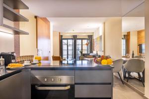 Home Art Apartments Soho的厨房或小厨房