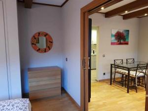 een kamer met een tafel en een eetkamer bij Apartamento Chalet en Casa Rural Camp de Claror in Sant Julià de Lòria