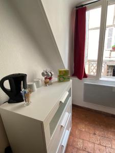 a white desk with a window in a room at Pause Paisible à Blois « Comme à « BROOKLYN » in Blois +21 photos