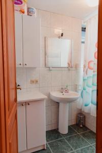 Un baño blanco con lavabo y espejo. en Planinska kuća Munika, en Risovac 51 fotos más