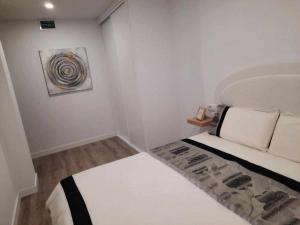 Łóżko lub łóżka w pokoju w obiekcie San José Apartamentos Turísticos Karlie