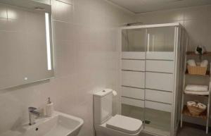 łazienka z toaletą, umywalką i prysznicem w obiekcie San José Apartamentos Turísticos Karlie w mieście Albacete
