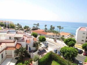 widok z lotu ptaka na miasto położone nad oceanem w obiekcie Playa Torrecilla, a un paso del centro peatonal! w mieście Nerja