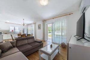 salon z kanapą i stołem w obiekcie Villa Ana Labin w mieście Labin