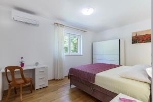 sypialnia z łóżkiem, biurkiem i krzesłem w obiekcie Villa Ana Labin w mieście Labin +30 zdjęć