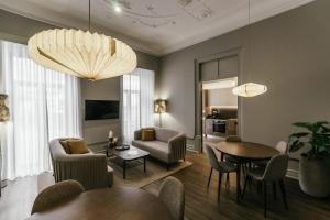uma sala de estar com um sof, uma mesa e cadeiras em Royal Collection Covilh na Covilh