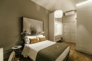 um quarto com uma cama grande e uma janela em Royal Collection Covilh na Covilh mais 37 fotografias