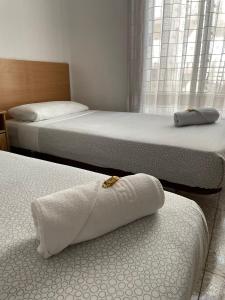 מיטה או מיטות בחדר ב-Pensión Fortea