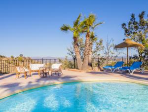 阿爾奧里內爾格蘭德的住宿－Cubo's Finca La Deseada，游泳池配有椅子、桌子和遮阳伞