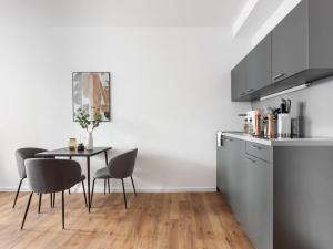 a kitchen and dining room with a table and chairs at Limehome Bremen Hutfilterstraße in Bremen