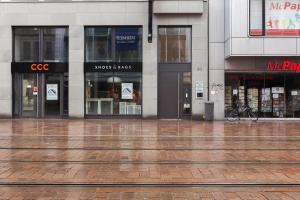 an empty street in front of a building at Limehome Bremen Hutfilterstraße in Bremen