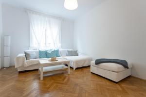 ウィーンにあるCity Center Operastreet Apartment "Italy"の白いリビングルーム(ソファ、椅子付)