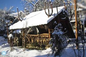 einen Pavillon mit Schnee darüber in der Unterkunft Файна Чічка in Jaremtsche
