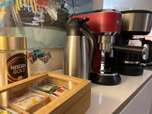 Príslušenstvo na prípravu kávy alebo čaju v ubytovaní B&B Schlosser