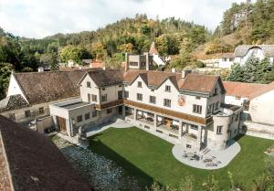 una vista aérea de una casa grande con patio en Zweitwohnsitz en Drosendorf Stadt