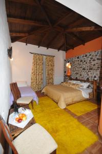 een slaapkamer met 2 bedden en een tafel met fruit op een tafel bij Pasithei in Karpenisi