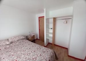 um quarto com uma cama e uma porta aberta em Hostal Brisas del Sur em Puerto Varas