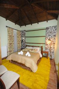 een slaapkamer met een groot bed in een kamer bij Pasithei in Karpenisi