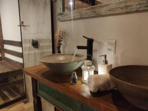 een badkamer met een wastafel op een houten aanrecht bij Chalé Tucano super Luxo in Cunha +40 foto's