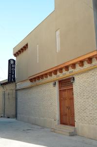 un bâtiment avec une porte marron sur son côté dans l'établissement Sukhrob Barzu Hotel, à Boukhara
