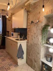 una cucina con un lavello e un piano di lavoro di Esprit Hygge à Blois : un intérieur bien-être a Blois
