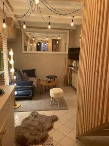 un soggiorno con un divano e un tavolo di Esprit Hygge à Blois : un intérieur bien-être a Blois