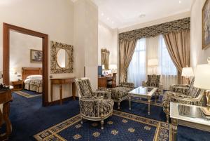 - une chambre d'hôtel avec un lit et un miroir dans l'établissement Premier Palace Hotel Kyiv, à Kiev