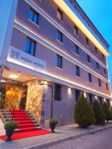 een hotel met rode trappen voor een gebouw bij Moda Hotel in Kırklareli